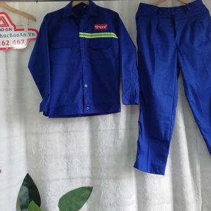 Quần áo bảo hộ lao động là những dụng cụ, thiết bị được doanh nghiệp trang bị cho người lao động của mình, giúp họ đảm bảo an toàn và giảm thiểu những thương tổn có thể xảy ra nếu chẳng may gặp phải các tai nạn lao động. Mỗi một ngành nghề, lĩnh vực sẽ có những thiết bị, dụng cụ bảo hộ lao động khác nhau. Chất liệu vải 100% là kaki thấm hút mồ hôi tốt, thoáng mát cho người mặc, đặc biệt có độ cầm màu tốt. Với nhiều gam màu khác nhau như xanh biển, cam, xanh biển nhạt giúp cho bộ bảo hộ thêm phần nổi bật mà năng động. Logo được in với màu in sắc nét, không phai màu, giữ màu cực tốt. Quần áo bảo hộ có khả năng chống chịu với những tác động từ bên ngoài khá tốt như: khói bụi, mưa, nắng, tia UV, hạn chế các vết bẩn, chất độc hại. Lai áo được may bo, ôm sát hai bên hông giúp cho áo không bị vướng víu trong quá trình làm việc. Quần bảo hộ được may form rộng rãi, bên hông có may thêm túi hộp rất tiện lợi cho người mặc để dụng cụ cũng như đứng lên ngồi xuống dễ dàng hơn. Đường may dày dặn chắc chắn mang đến cảm giác an toàn thoải mái cho người mặc, rất bền, đường may đẹp không sổ chỉ. Sản phẩm được may dài tay, phía trước ngực có túi nắp đậy Chất liệu vải bền đẹp, không nhăn nhúm khi sử dụng Dễ giặt, có thể giặt tay hoặc giặt máy. Công ty may Đồng Phục Bảo An chuyên may áo bảo hộ phản quang cao cấp số lượng lớn với giá sỉ tại xưởng với giá cả cạnh tranh tốt nhất thị trường cho khách hàng có nhu cầu khi gọi qua đường dây nóng. Địa chỉ: 14/5 Đường Số 2, P. Bình Hưng Hòa A, Q. Bình Tân, TP.HCM, Việt Nam Hotline/Zalo: 0986 704 467 Email: company@dongphucbaoan.vn Website: www.dongphucbaoan.vn