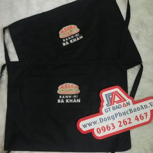 Tạp dề ngắn màu đen may sẵn giá rẻ in logo bánh mì Bà Khàn 03