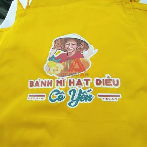 Tạp dề dài màu vàng phục vụ quán có in logo 02