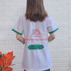 Mẫu Áo Blouse Tay Ngắn Màu Trắng Phối Viền Xanh – Vải Kate Silk Cao Cấp – Khớp AQ