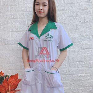Mẫu Áo Blouse Tay Ngắn Màu Trắng Phối Viền Xanh – Vải Kate Silk Cao Cấp – Khớp AQ