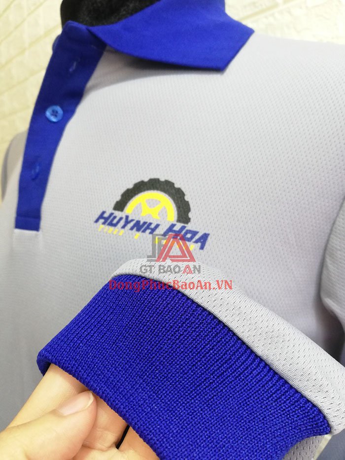 Mẫu Áo Thun Nam Dài Tay Cổ Trụ Xám Trắng Mâm Lốp Xe HUỲNH HOA – Xưởng may áo thun đồng phục Bình Tân – Tân Phú