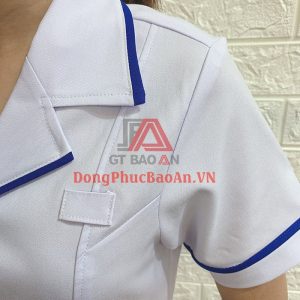 Bộ Đồng Phục Blouse Dược Sĩ, Y Tá Cao Cấp Màu Trắng Phối Viền Xanh – Xưởng May Áo Blouse Uy Tín TPHCM