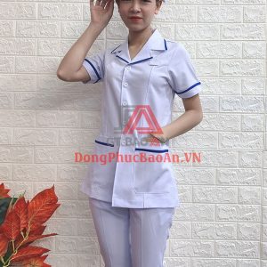 Bộ Đồng Phục Blouse Dược Sĩ, Y Tá Cao Cấp Màu Trắng Phối Viền Xanh – Xưởng May Áo Blouse Uy Tín TPHCM