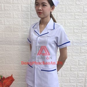Bộ Đồng Phục Blouse Dược Sĩ, Y Tá Cao Cấp Màu Trắng Phối Viền Xanh – Xưởng May Áo Blouse Uy Tín TPHCM