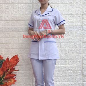 Bộ Đồng Phục Blouse Dược Sĩ, Y Tá Cao Cấp Màu Trắng Phối Viền Xanh – Xưởng May Áo Blouse Uy Tín TPHCM