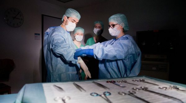 Hướng dẫn cách sử dụng áo choàng phẫu thuật bác sĩ phòng mổ đúng cách theo quy định