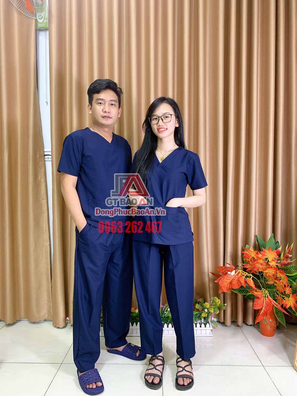 [May Sẵn] Bộ đồ Scrubs bác sĩ vải Kate Ford SG màu xanh đen - Bộ quần áo phòng khám, bệnh viên nam nữ cổ tim cao cấp