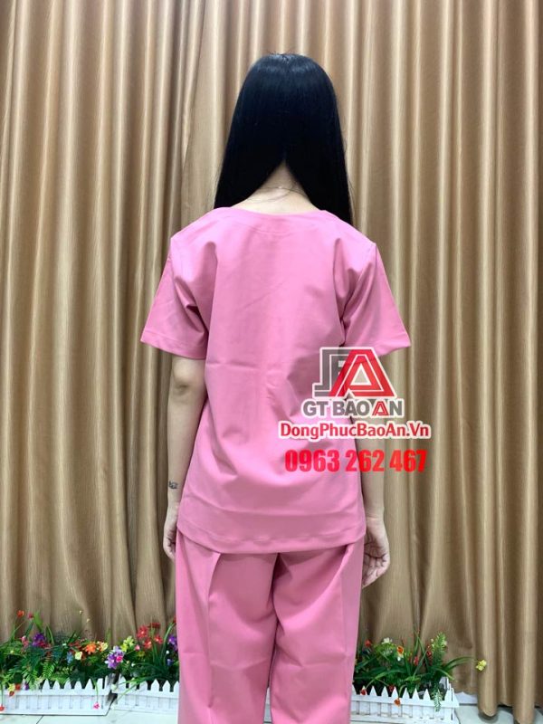 [May Sẵn] Bộ Scrubs bác sĩ cổ tim cao cấp màu Hồng - Bộ quần áo Blouse y tá - hộ lý, đồng phục điều dưỡng phòng khám bệnh viện, thẩm mỹ viện