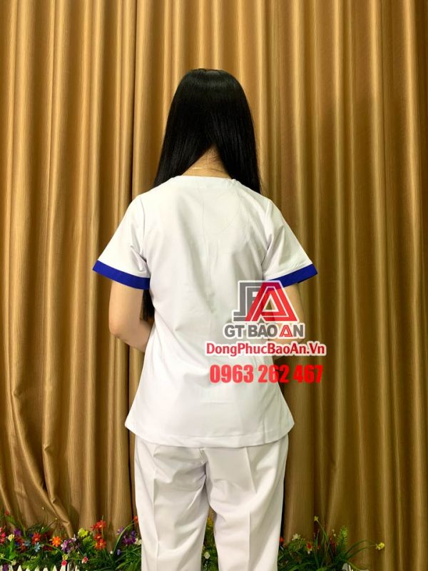 [May Sẵn] Bộ Scrubs điều dưỡng, nhân viên spa - thẩm mỹ viên cao cấp màu trắng viền xanh bích - Mẫu đồng phục spa đẹp nhất cổ vuông có khuy cài