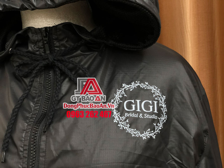 In áo khoác gió đồng phục theo yêu cầu TPHCM – Các công nghệ in áo khoác trên chất liệu vải dù, vải ít thấm nước