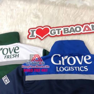 Công nghệ in logo đồng phục này áp dụng hiệu quả trên chất liệu có thành phần Polyester cao, khả năng chịu nhiệt tốt như vải dù, vải satin, vải PE... Nó sở hữu những ưu điểm sau: Tạo ra những hình in có chất lượng tốt. Hình ảnh/logo rõ nét, không bị phai màu, khó bong tróc khi giặt Tốc độ in nhanh, giúp tiết kiệm chi phí và thời gian cho khách hàng có nhu cầu Có thể áp dụng trong nhiều lĩnh vực: In vải, in balo, túi xách, in cờ phướn, băng rôn,…Đồng thời có thể in trên nhiều chất liệu vải khác nhau. In được nhiều dạng hình ảnh: Hình ảnh chuyển sắc, hình 2D và 3D… In áo khoác gió đồng phục TPHCM chất lượng với công nghệ in chữ nổi Kỹ thuật in nổi được phát triển từ kỹ thuật in lụa và các phần từ trên khuôn in sẽ nằm cao hơn so với phần tử không in còn lại. Logo, chữ, hình ảnh sẽ được in nổi trên bề mặt sản phẩm bề mặt sản phẩm dưới tác dụng tạo bọt xốp của mực in khi sấy hoặc hấp. Để có thể thực hiện được kỹ thuật in chữ nổi logo này, người ta cần sử dụng mực in có thành phần đặt biệt. Cụ thể là trong công thức tạo mực, người ta sẽ sử dụng chất gây nở để tạo hình nổi. Chất gây nở này có nguồn gốc từ cao su thiên nhiên hoặc nhựa tổng hợp, có khả năng chuyển thành xốp khi hấp. In logo đồng phục dạng nổi này chỉ phù hợp với hình ảnh, logo chữ đơn giản. Hình in đẹp mắt, ấn tượng nhưng độ bền không cao, dễ bị phản ứng và tác động mạnh với dung môi cũng như các chất giặt tẩy.