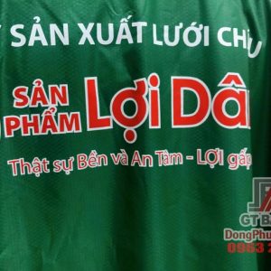 Cổ áo áo mưa cao, có phần cổ có dây rút tiện lợi, giúp cố định nón ở phần trên và thu hẹp phần trống ở cổ, tránh nước mưa tạt vào người. Các đường may của áo được ép sim siêu chống thấm Công dụng: quà tặng doanh nghiệp cho nhân viên, khách hàng; quảng cáo thương hiệu...
