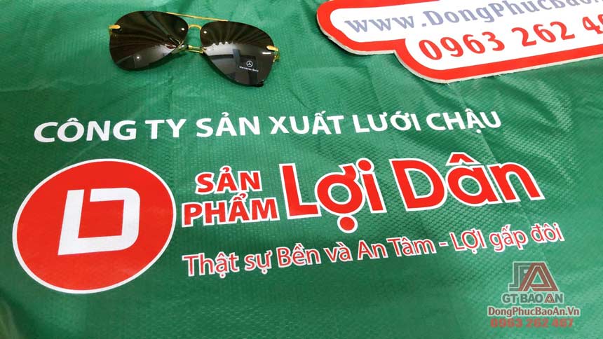 Cổ áo áo mưa cao, có phần cổ có dây rút tiện lợi, giúp cố định nón ở phần trên và thu hẹp phần trống ở cổ, tránh nước mưa tạt vào người. Các đường may của áo được ép sim siêu chống thấm Công dụng: quà tặng doanh nghiệp cho nhân viên, khách hàng; quảng cáo thương hiệu...