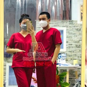 Bộ Scrubs Y khoa cổ tim nam nữ, Đồng phục y tá, kỹ thuật viên bệnh viện màu Đỏ Đô – Hàng cao cấp vải Cotton Hàn Quốc