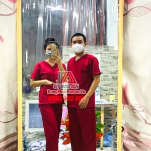 Bộ Scrubs Y khoa cổ tim nam nữ, Đồng phục y tá, kỹ thuật viên bệnh viện màu Đỏ Đô – Hàng cao cấp vải Cotton Hàn Quốc