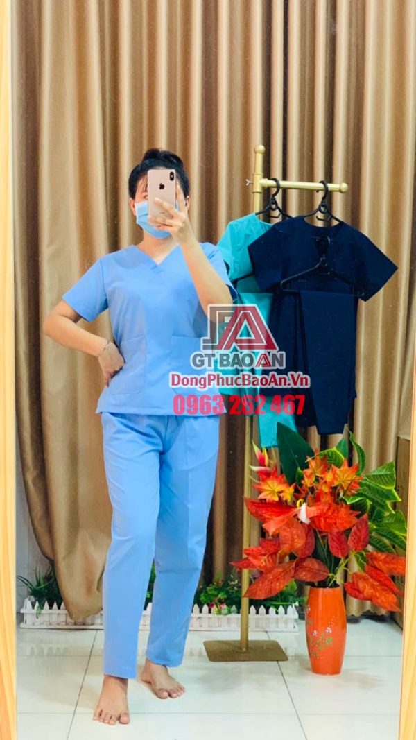 Quần áo bác sĩ phẫu thuật, Bộ Scrubs cổ tim cho y tá, nhân viên phòng mỗ màu Xanh Biển – Hàng phổ thông Cotton Việt Nam