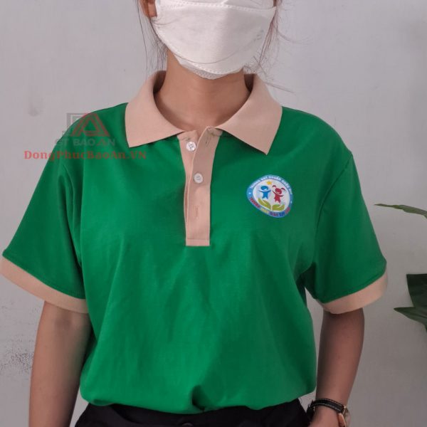Mẫu áo thun cô giáo cổ bẻ màu xanh phối kem - trường MN Duy Châu