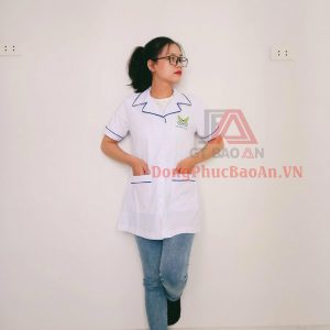 Mẫu áo đồng phục blouse trắng tay ngắn cho y tá bệnh viện TPHCM | Công ty Davico