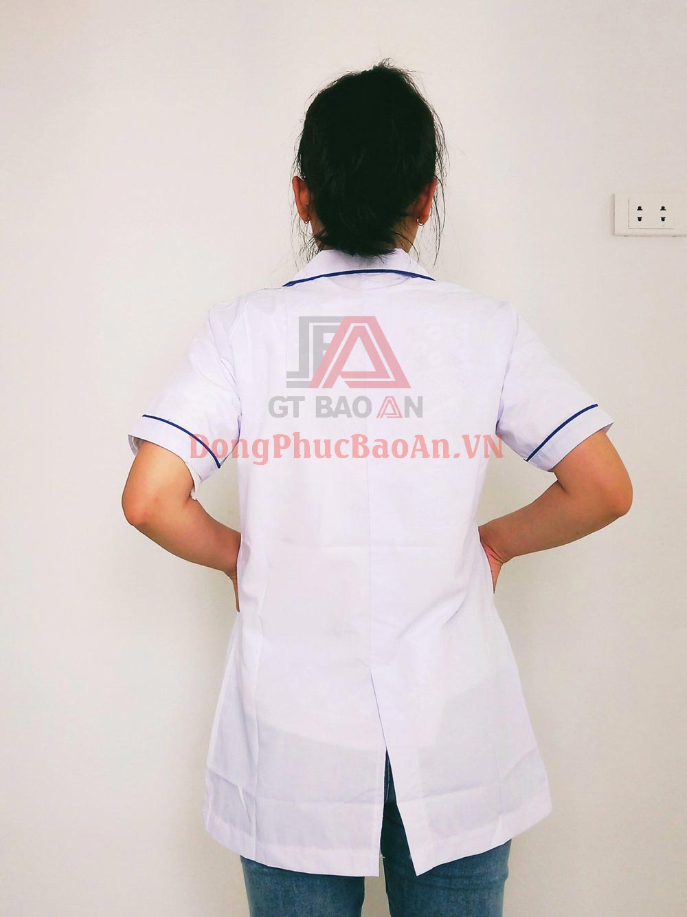 Mẫu áo đồng phục blouse trắng tay ngắn cho y tá bệnh viện TPHCM | Công ty Davico 