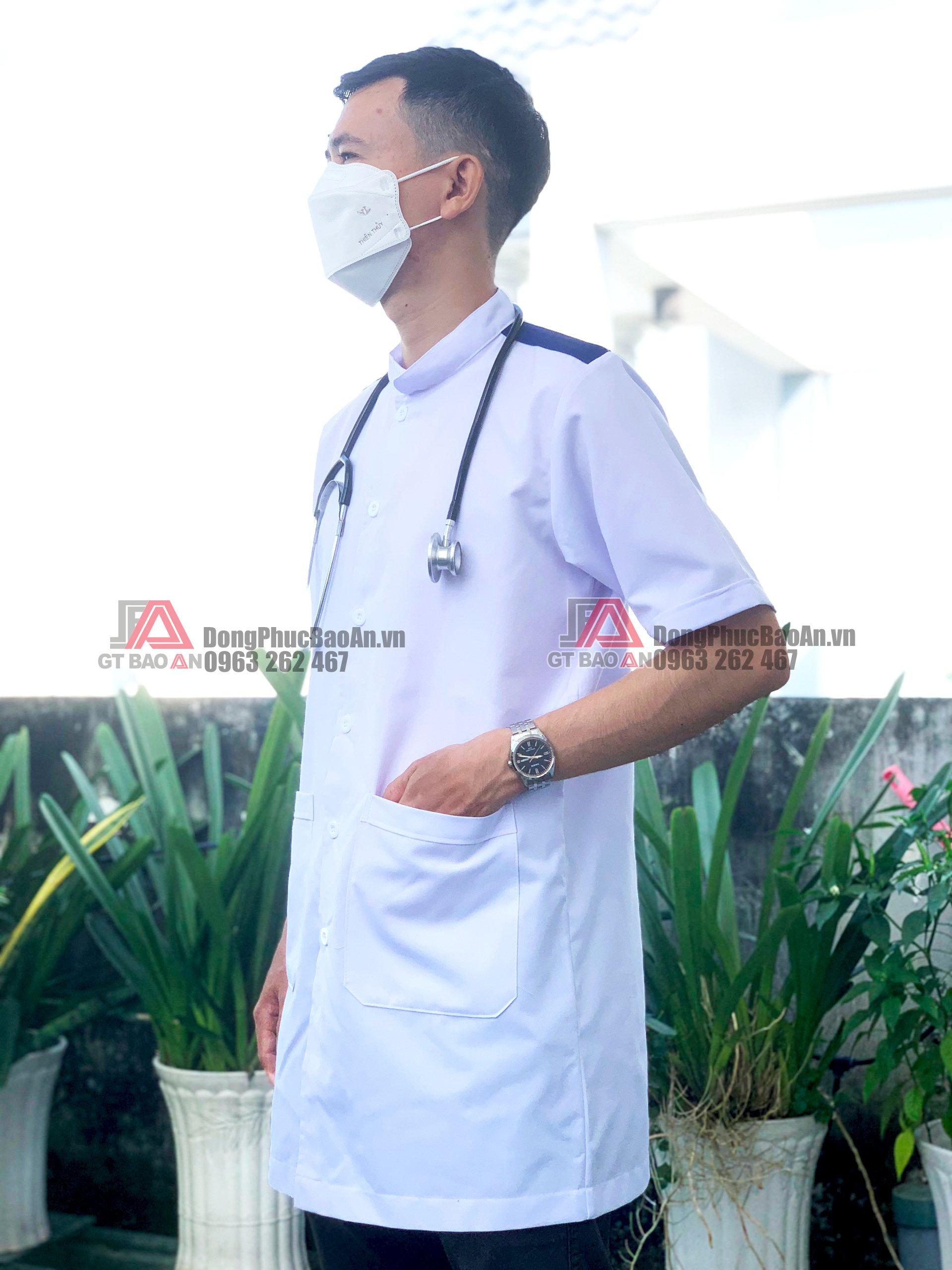 May áo blouse trắng cầu vai xanh cho nam sinh viên, in logo áo blouse giá rẻ TPHCM - Bình Dương