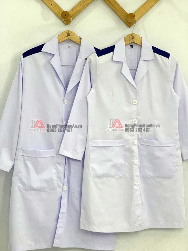 Mẫu áo blouse dài tay cổ vest có cầu vai xanh cho sinh viên thực tập (phòng thí nghiệm)- Chất vải kaki form đẹp
