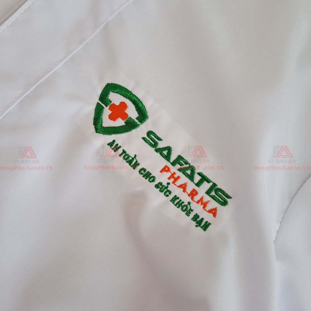 Mẫu áo blouse dược sĩ tay ngắn form đẹp, áo blouse bào chế thuốc thêu logo giá rẻ TPHCM - Công ty Dược Phẩm SAFATIS