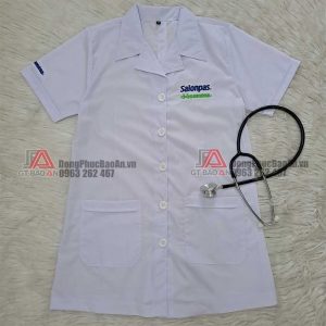 Xưởng in thêu gia công áo blouse dược sĩ nhà thuốc, áo blouse tay ngắn nhanh rẻ TPHCM - Nhà thuốc Salonpas