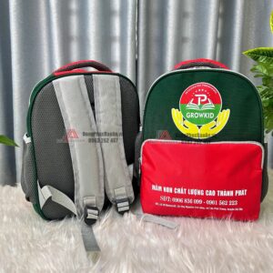 Hai bên cạnh có thiết kế hai túi lưới, đây là nơi các bé có thể đựng các vật dụng linh tinh như bình nước, ô dù… mà không lo ảnh hưởng đến các tài liệu trong balo.