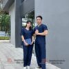 Bộ scrubs cổ tim màu xanh đen cho nhân viên spa