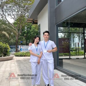 Bộ scrubs cổ tim màu trắng cho nam và nữ
