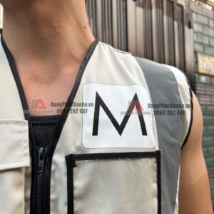 Logo in mặt trước áo gile