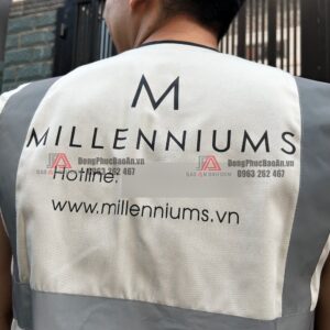 Logo in mặt sau áo gile
