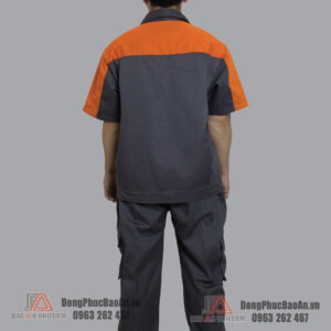 Mặt sau của quần áo bảo hộ