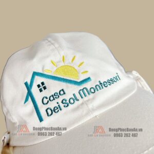 Logo trường học được thêu tỉ mỉ