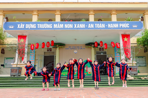 Áo cử nhân đánh dấu kết thúc chặn đường học tập đầu tiên