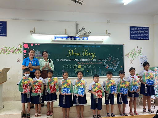 Tại sao trường học chọn balo khen thưởng cho học sinh