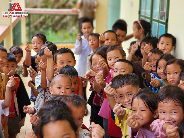 Những đứa trẻ vùng lũ