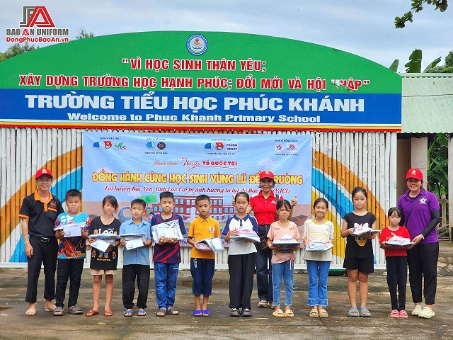 Phát quà học sinh vùng lũ miền Bắc