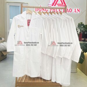 Áo blouse bác sĩ thêu theo yêu cầu