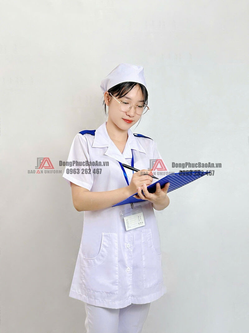 áo blouse trắng sinh viên y khoa