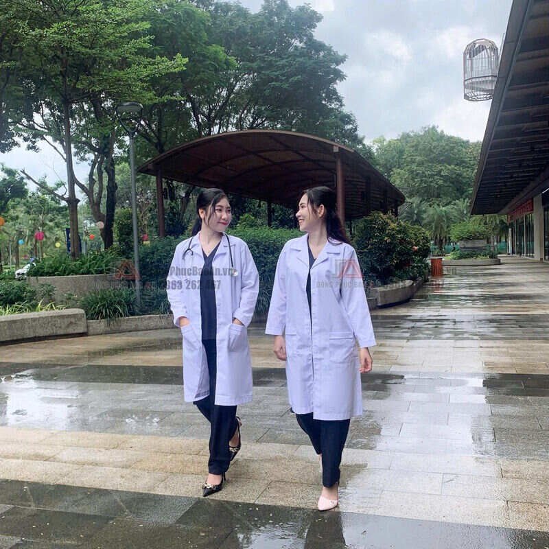 áo blouse trắng tinh