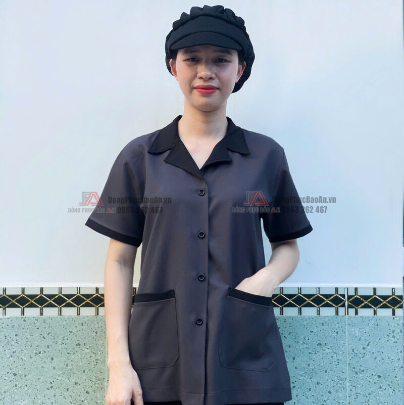 kết hợp áo tạp vụ với phụ kiện phù hợp