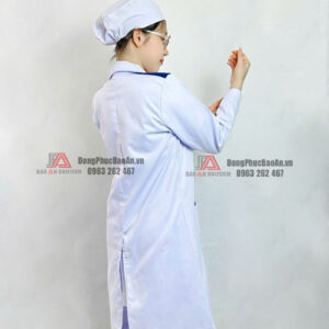 mặc áo blouse trắng đúng cách