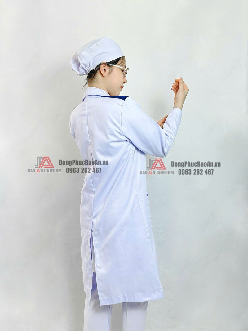 mặc áo blouse trắng đúng cách