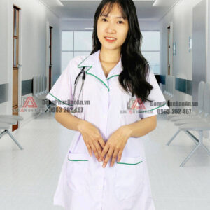 áo dược sĩ nữ tay ngắn, cổ bẻ, viền xanh lá