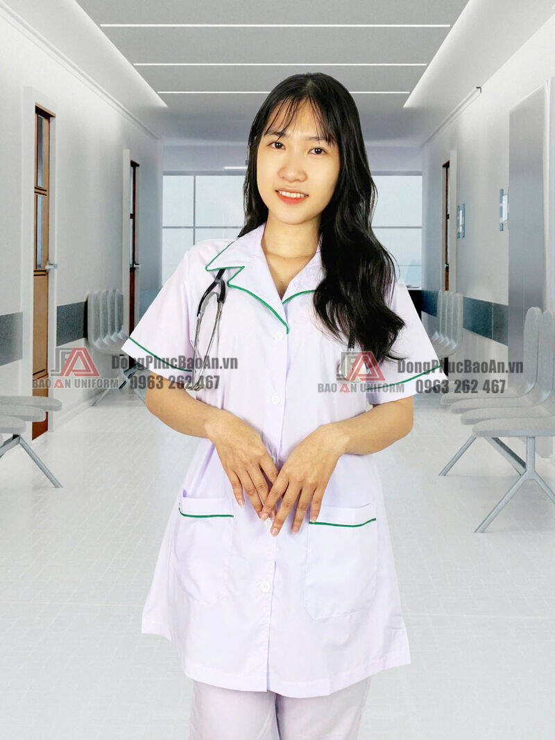 áo dược sĩ nữ tay ngắn, cổ bẻ, viền xanh lá