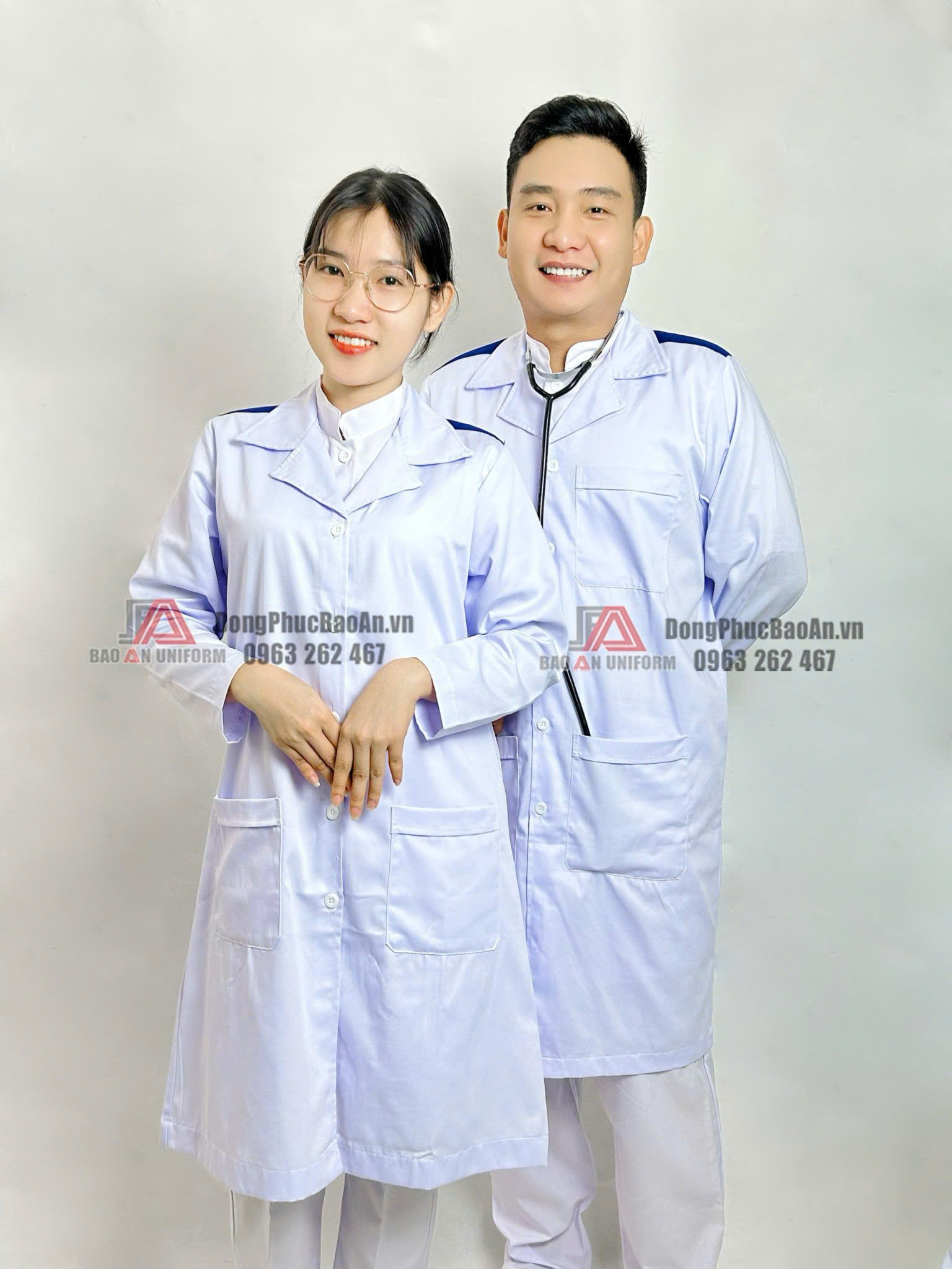 áo blouse trắng cầu vai xanh tay dài cổ bẻ chất kaki 65/35