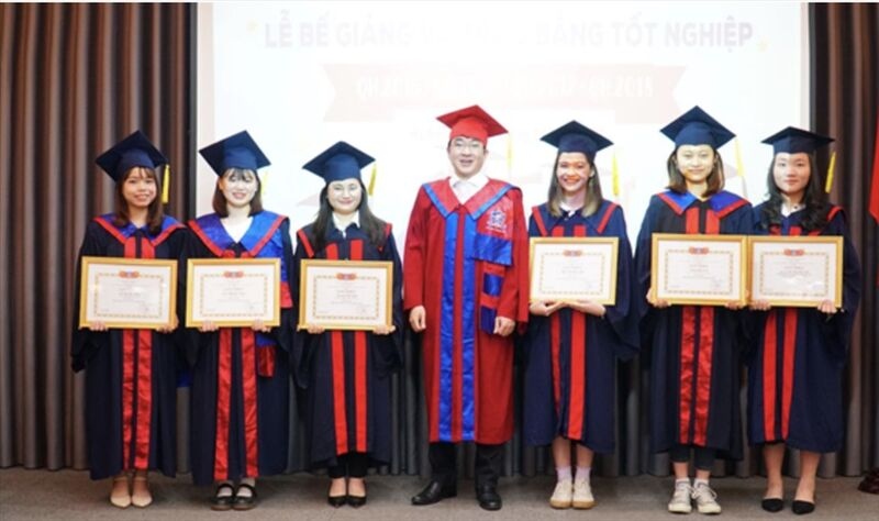 đồng phục tốt nghiệp