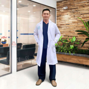 áo bác sĩ thêu tên logo